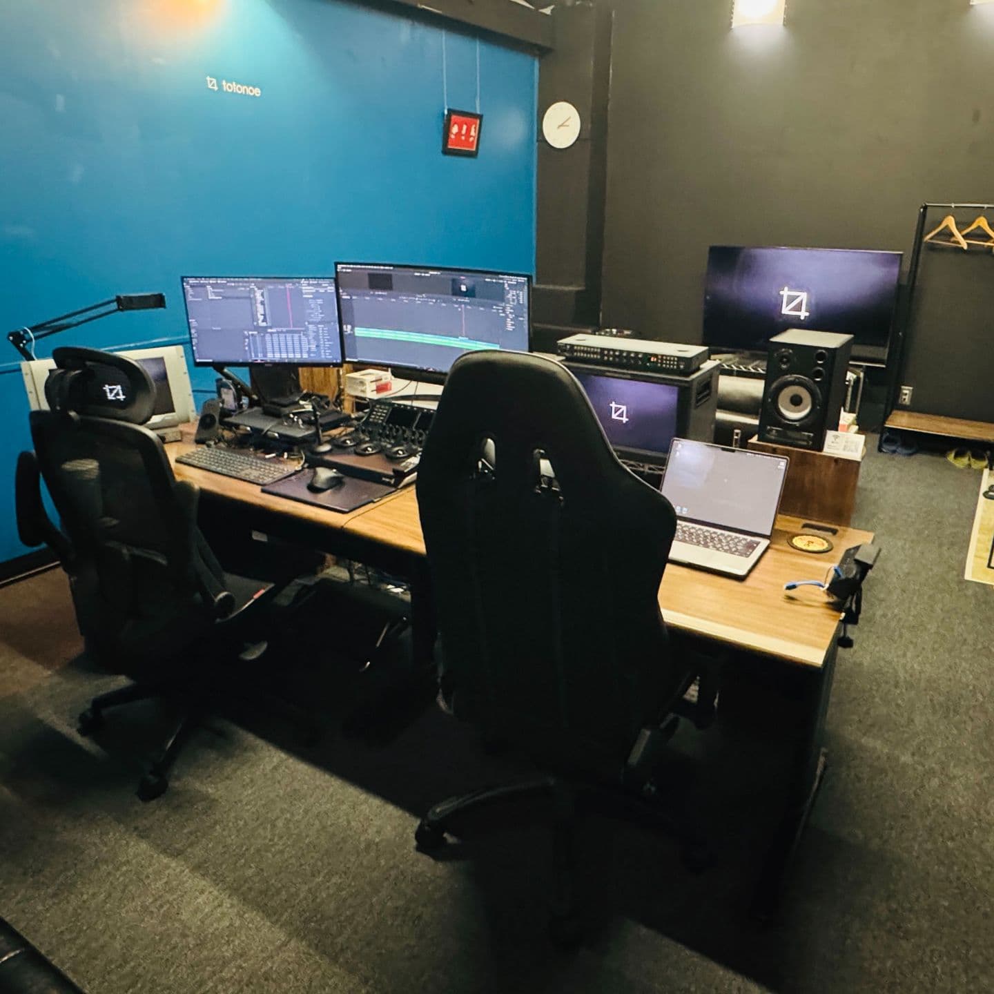 青と黒の編集室